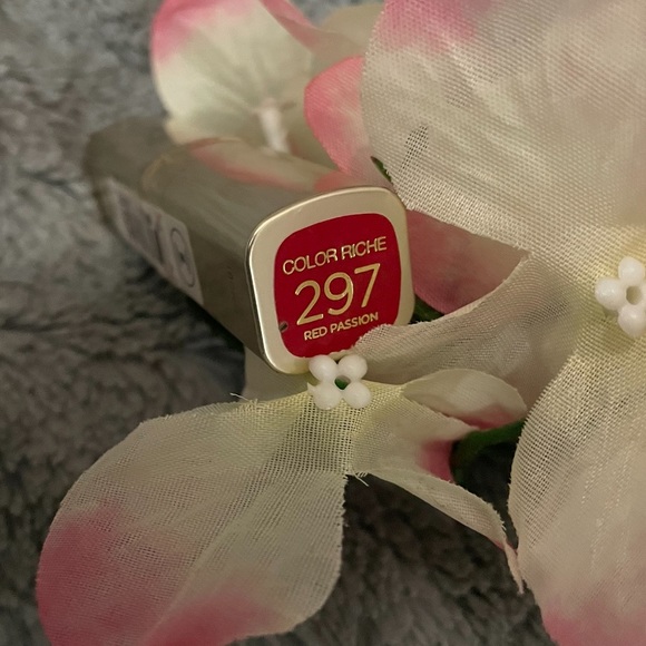 ⚜️3/$25⚜️🛍LOREAL LIPSTICK 🛍297 RED PASSION💋 - Picture 5 of 5